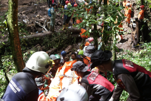 Hari Kedua Evakuasi, Polisi dan Tim SAR Gabungan Berhasil Temukan 9 Korban Longsor di Pacet Mojokerto
