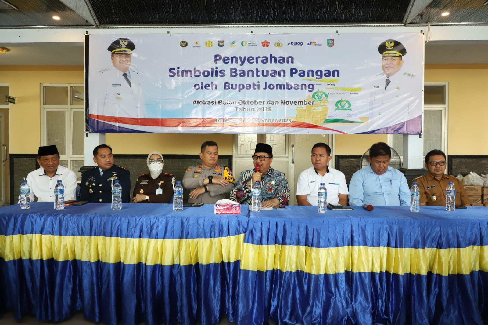 Senyum Bahagia Warga Kalikejambon: Bupati Warsubi Salurkan Bantuan Pangan di Penghujung Tahun