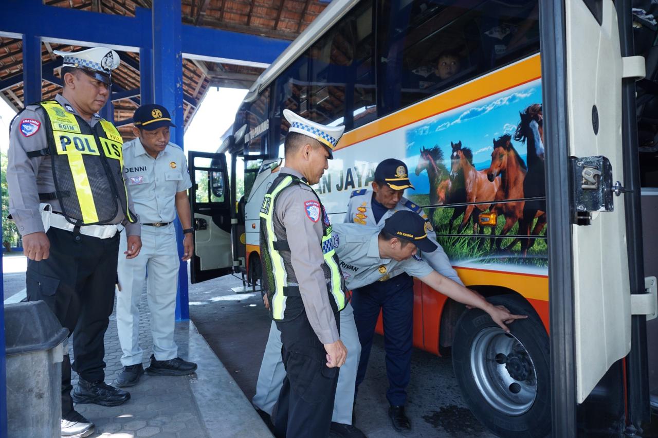 Polres Kediri bersama Dishub dan Jasa Raharja Gelar Inspeksi Bus di Terminal Pare