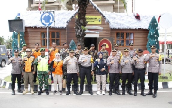Pastikan Pengamanan Nataru Berjalan Lancar, Kapolres Kediri Tinjau Kamseltibcarlantas Pospam – Posyan Hingga Titik Perbatasan