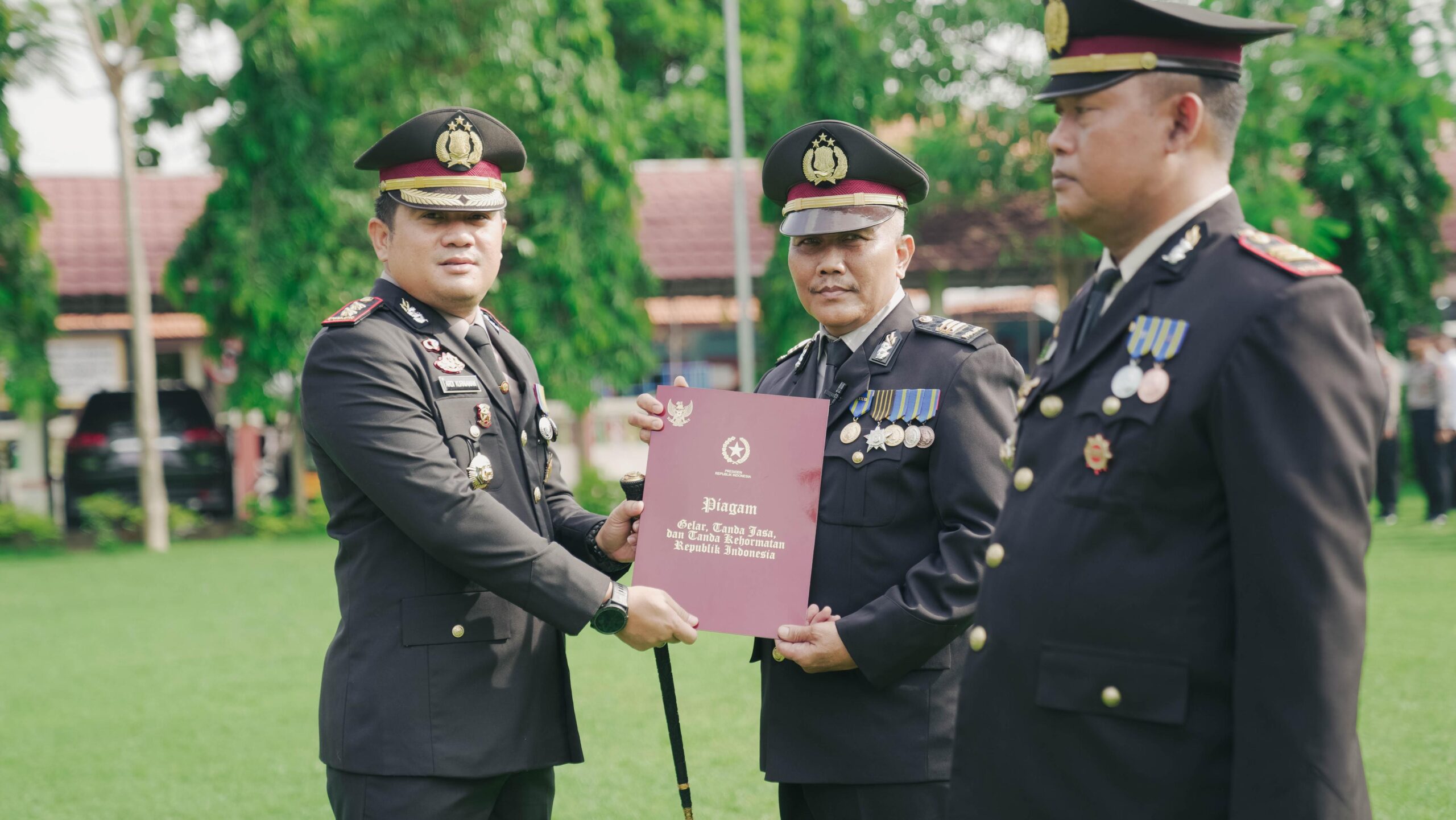 Kapolres Jombang Pimpin Upacara Penganugerahan Tanda Kehormatan Satyalancana Pengabdian bagi Personel Polri