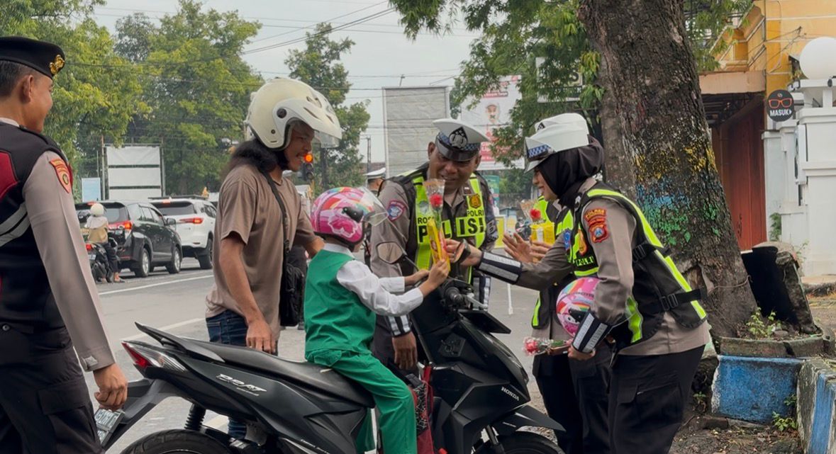 Operasi Keselamatan Semeru Polres Ponorogo Beri Hadian Helm dan Cokelat kepada Pengendara yang Tertib