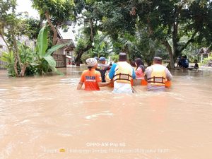 Polres Jember Evakuasi Korban Banjir di Rambipuji Pastikan Bantuan Tersalurkan