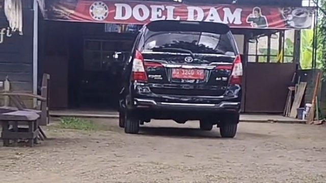 Mobil Dinas Tulungagung Terparkir di Warkop Karaoke Di Selatan Dam Majan