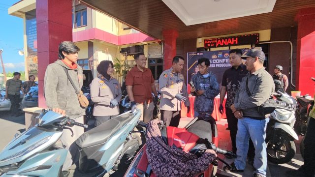 Polres Probolinggo Temukan dan Serahkan Motor yang Hilang, Korban Curanmor Tersenyum Riang