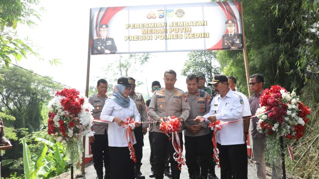 Kapolres Kediri Resmikan Renovasi Jembatan Merah Putih Presisi di kecamatan Kandangan