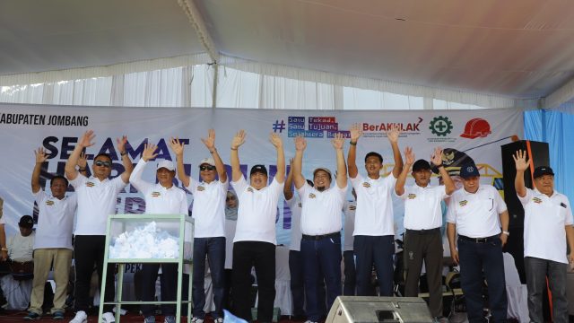 May Day 2026: Ribuan Buruh Senam Kebugaran Massal, Bupati Jombang Warsubi Bagikan 3 Tiket Umroh Gratis