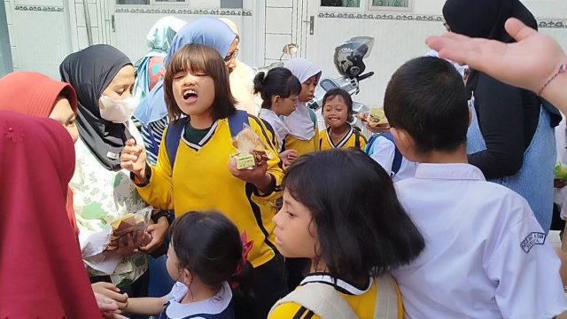 Peduli Anak Berkebutuhan Khusus, Squad Nusantara Jatim dan Dirpolairud Polda Jatim Gelar Bakti Sosial di SLB Bakti Asih Surabaya
