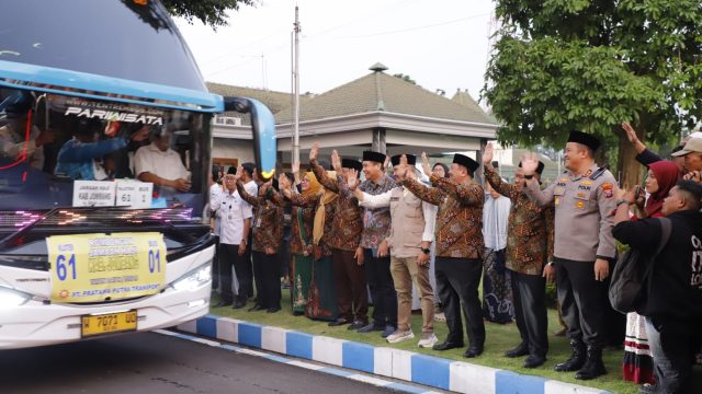Bupati Warsubi Lepas Keberangkatan Jemaah Haji Jombang Kloter 60 & 61 ke Tanah Suci