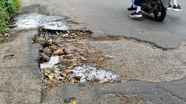 Akses Jalan Rusak di Prapatan Kediri Puncu Kekhawatiran, Warga: “Setiap Hari Was-was”