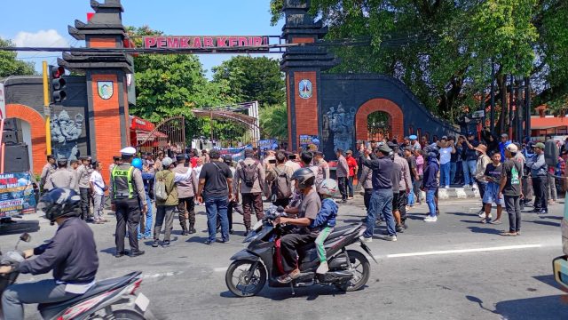 Situasi Memanas,Demo Jilid 2 Aliansi LSM Kediri Geruduk Kantor Pemerintah Kabupaten