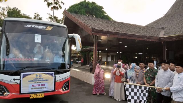 Plt. Bupati Tulungagung Berangkatkan Jemaah Haji Kabupaten Tulungagung 1447 H/2026 M 