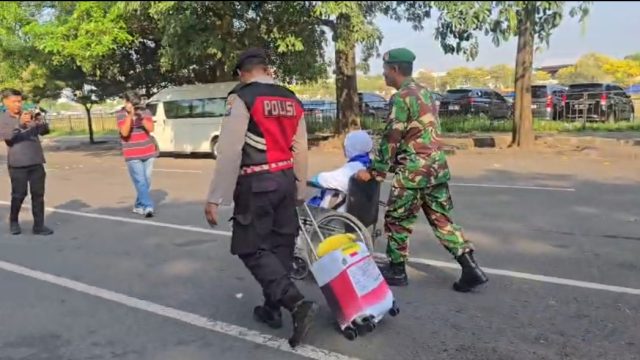 Polres Kediri Kawal Ribuan Jamaah Haji yang akan berangkat Menuju Asrama Haji Sukolilo