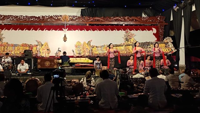 Ngunduh Mantu Spektakuler di Kediri, Tiga Pasang Pengantin dan Wayang Kulit Jadi Magnet Warga