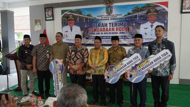 Optimalkan Pelayanan dan Kebersihan Lingkungan, Pemkab Jombang Serahkan 9 Unit Kendaraan Roda Tiga di Kelurahan Jombatan