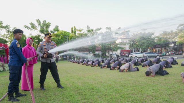 Siraman Air Kembang Warnai Kenaikan Pangkat 86 Personel Polres Jombang