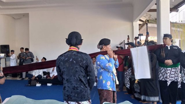 Plt Bupati Tulungagung Ikuti Prosesi Jamasan Pusaka Tombak Kanjeng Kyai Upas