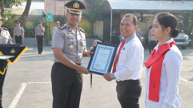 Polres Kediri Beri Penghargaan kepada Personel Yang Berprestasi dan juga Masyarakat Yang Membantu Tugas Polri