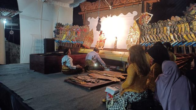 Sinergi Dua Dalang Gen Z, Duet Kakak Beradik Sukses Pukau Warga Bulus di Acara Tasyakuran Suran