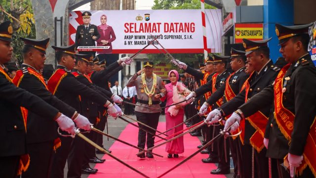 Polres Tulungagung Gelar Tradisi Pedang Pora, Sambut Kapolres Baru AKBP Wiwin Junianto Supriyadi 