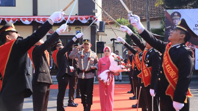Prosesi Adat dan Tradisi Kepolisian Warnai Penyambutan AKBP Kresno Wisnu Putranto di Polres Kediri Kota