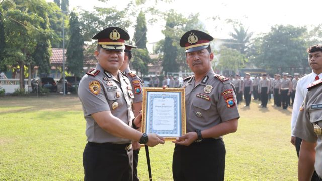 Kapolres Jombang Berikan Penghargaan kepada Personel Berprestasi, Tegaskan Komitmen Zero Miras dan Kesiapan Pengamanan Muktamar NU ke-35