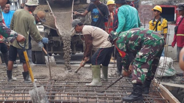 Koramil Tandes Bersama Masyarakat Gotong Royong Pengecoran Jembatan Perintis Merah Putih