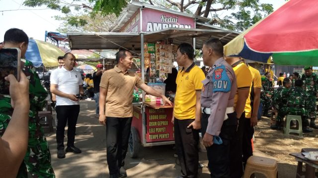 Tinjau Gladi Bersih HUT RI ke-81 di GOR Lembu Peteng, Plt. Bupati Tulungagung Sempatkan Kunjungi Pedagang UMKM