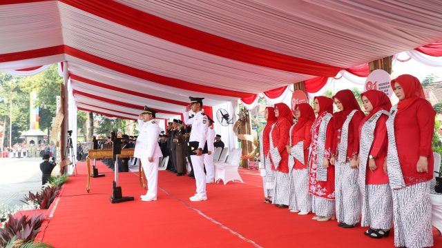 Semangat Kebersamaan HUT ke-81 RI di Jombang: Dari Indahnya Formasi Bintang, Senyum Kemerdekaan, Hingga Empati untuk Sesama