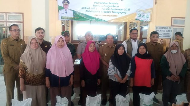 Plt. Bupati Tulungagung Salurkan Bantuan Pangan Beras, Program Dari Presiden Republik Indonesia Prabowo Subianto