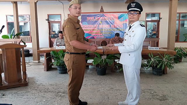 Pemerintah Desa Waung Resmi Lantik Kaur Keuangan Baru, Kepala Desa Ingatkan Komitmen dan Pelayanan Publik