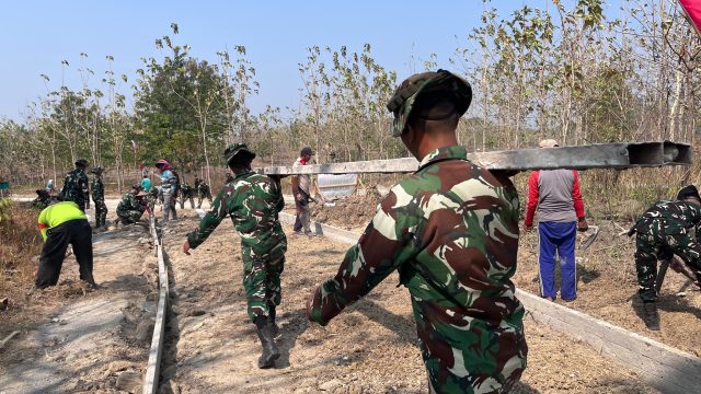 Satgas TMMD ke-130 Kodim 0814/Jombang Percepat Pembangunan Jalan di Desa Klitih