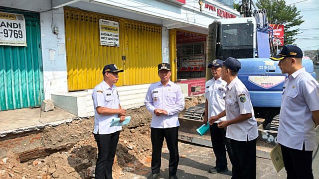Plt Bupati Tulungagung Ahmad Baharudin Tinjau Proyek Penataan Jalan dan Trotoar: Fokus pada Drainase dan Utilitas Kabel Terpadu