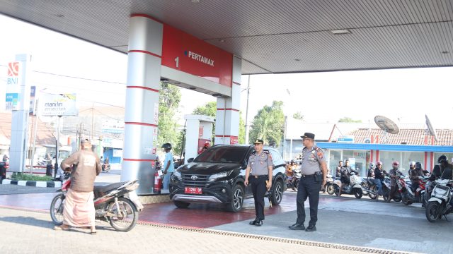 Polisi Bersama Masyarakat, Kapolres Jombang Pantau Ketersediaan BBM di SPBU Mojosongo